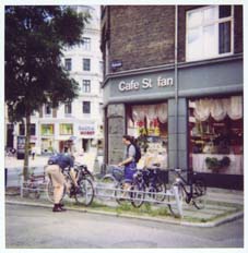 Redaktionen parkerer cyklerne foran Caf Stefans cafeteria p hjrnet af Nrrebrogade og Holtegade