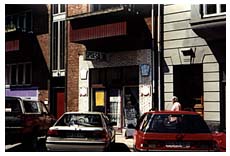 Spisesalonen i Sorgenfrigade - Juli 1998. Bemrk sandwichmanden med kokkehuen